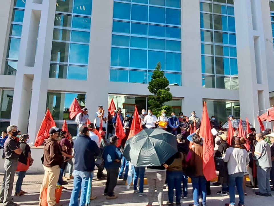 Protestan antorchistas en CFE; denuncian tarifas excesivas